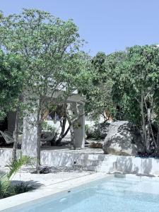 una piscina en un jardín con árboles y rocas en Villa Cuachalalate - Puerto Escondido, en El Puertecito 86 fotos más