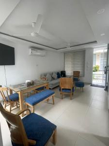 Casa Moderna en Condominio Ricaurte - Girardot في جيراردو: غرفة معيشة مع أريكة وطاولة وكراسي