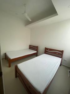 Casa Moderna en Condominio Ricaurte - Girardot في جيراردو: غرفة بها سريرين في غرفة +13 صورة