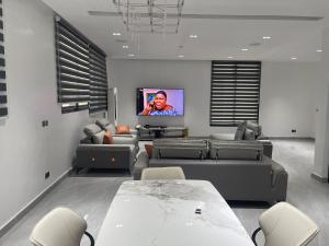 Una televisión o centro de entretenimiento en Remy Apartment and Villa