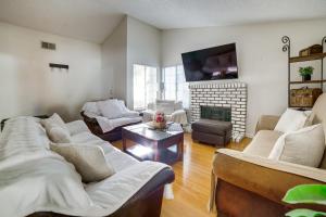 Гостиная зона в Home 8 Mi to Dtwn Riverside Families Welcome!