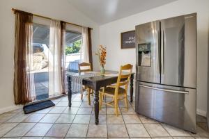 Кухня или мини-кухня в Home 8 Mi to Dtwn Riverside Families Welcome!
