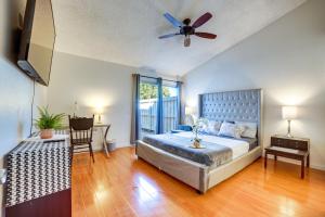 Кровать или кровати в номере Home 8 Mi to Dtwn Riverside Families Welcome!