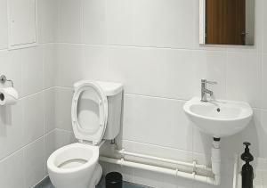 un bagno bianco con un water e un lavandino di L1 Luxury Apartment a Liverpool