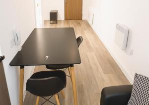 un computer Apple appoggiato su un tavolo in una stanza di L1 Luxury Apartment a Liverpool Altre 9 foto