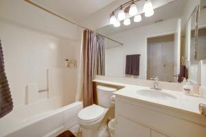 Ванная комната в Home 8 Mi to Dtwn Riverside Families Welcome! +18 фотографий