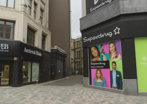 un edificio con insegne pubblicitarie sul lato di L1 Luxury Apartment a Liverpool