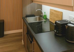 una cucina con un lavello e un piano di lavoro di L1 Luxury Apartment a Liverpool