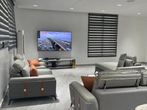 Una televisión o centro de entretenimiento en Remy Apartment and Villa