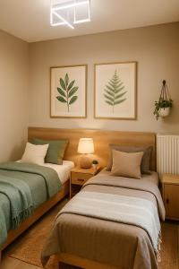 deux lits côte à côte dans une chambre dans l'établissement Lamon, à Plakias