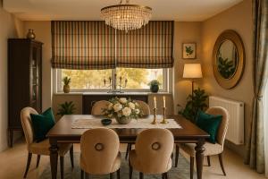 une salle à manger avec une table et des chaises et une fenêtre dans l'établissement Lamon, à Plakias