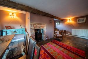 un soggiorno con camino, tavolo e sedie di The Old Rectory Framlingham a Framlingham