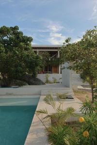 Villa Cuachalalate - Puerto Escondido في El Puertecito: حمام سباحة أمام منزل