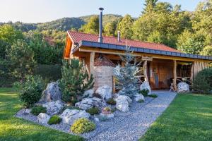 Lake Cottage - Koča ob jezeru في Nazarje: منزل أمامه حديقة