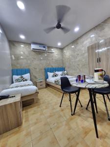 Postel nebo postele na pokoji v ubytování Newly Renovated Hotel Neelam Palace Just 5 Minutes from Railway Station & Connaught place