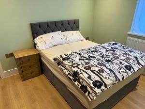 En eller flere senge i et værelse på Modern holiday house near Heathrow