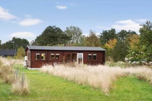 Mårup20158-Samso-Laerkevej-13的草场上的小木屋