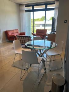 Khu vực ghế ngồi tại 311 at The Paramount Estate