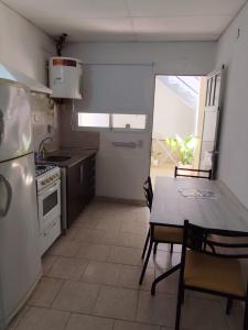 Gotas de Rocio في سان أنطونيو أويستي: مطبخ مع طاولة وموقد وثلاجة