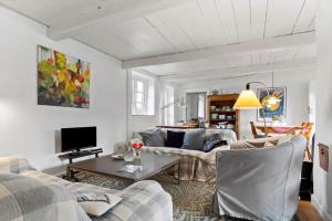 un soggiorno con due divani e un tavolo di 20161-Samso-Sondenbysgyde-3 a Nordby