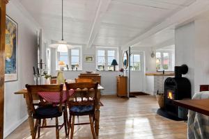 un soggiorno con tavolo e piano cottura di 20161-Samso-Sondenbysgyde-3 a Nordby