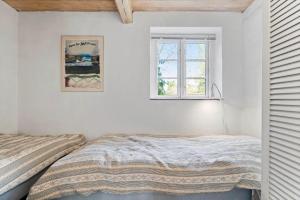 una camera da letto con un letto e una finestra di 20161-Samso-Sondenbysgyde-3 a Nordby