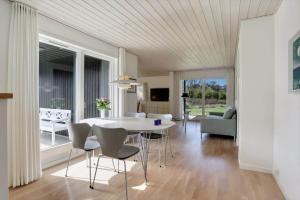 una sala da pranzo e un soggiorno con tavolo e sedie di LK2197-Lokken-Molleager-1 a Lyngbytorp