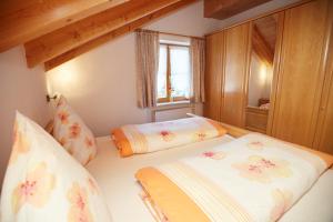 Кровать или кровати в номере Ferienwohnung F. Füglein
