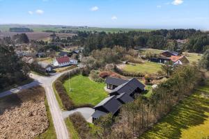 una vista dall'alto di una casa con una strada in un villaggio di LK2197-Lokken-Molleager-1 a Lyngbytorp