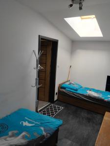een slaapkamer met twee bedden en een dakraam bij Pokoje wynajem Macierzysz in Mory +1 foto