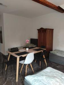 een kamer met een tafel en stoelen en een bed bij Pokoje wynajem Macierzysz in Mory