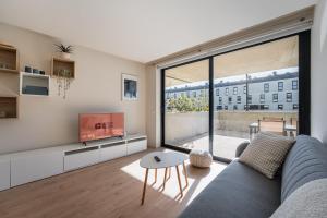 阿普利亚GuestReady - Seaside oasis in private condo的带沙发和大窗户的客厅 更多50张照片