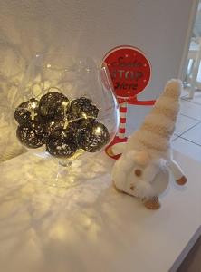 a stuffed animal sitting next to a glass bowl of balls at Le Patis in Mignaloux-Beauvoir