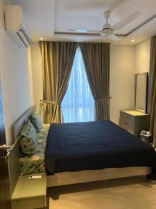 Кровать или кровати в номере Zameen Aurum Gulberg, Luxury Apartment by MG