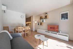 阿普利亚GuestReady - Seaside oasis in private condo的客厅里有一张沙发和一张桌子。