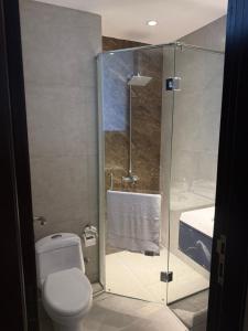 Ванная комната в Zameen Aurum Gulberg, Luxury Apartment by MG