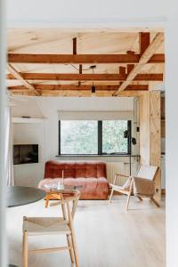 Boshuisje Noi op de Veluwe في Hattemerbroek: غرفة معيشة مع أريكة وكراسي