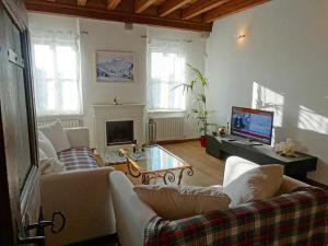 TV a/nebo společenská místnost v ubytování Charme & Luxury - Sosa Residence in the heart of Udine