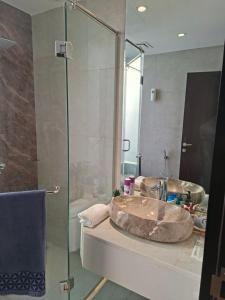 Ванная комната в Zameen Aurum Gulberg, Luxury Apartment by MG +18 фотографий