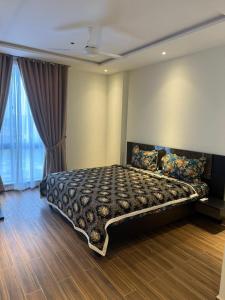 Кровать или кровати в номере Zameen Aurum Gulberg, Luxury Apartment by MG