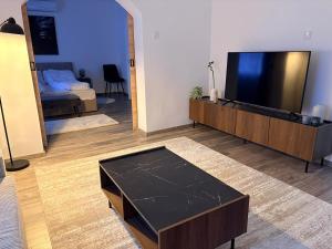 Μια τηλεόραση ή/και κέντρο ψυχαγωγίας στο Nyx villa