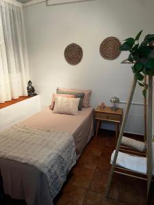 una camera con letto, tavolo e pianta di Residencial Primavera a Costa Del Silencio Altre 54 foto