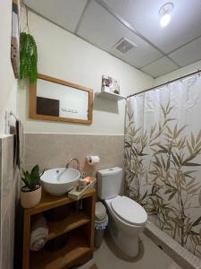 un baño con inodoro y lavabo en Casa 911, en San Salvador