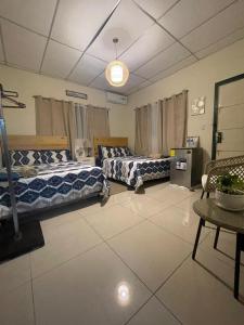 una habitación grande con dos camas y una mesa en Casa 911, en San Salvador