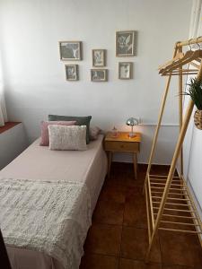 una camera da letto con un letto e una scala in legno di Residencial Primavera a Costa Del Silencio