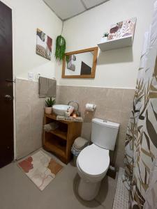 un baño con inodoro y lavabo en Casa 911, en San Salvador