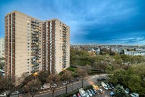 eine Draufsicht auf ein hohes Wohngebäude in der Unterkunft The Paris 9th Sky - 8min to Paris in Saint-Denis