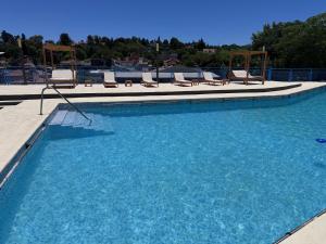 una gran piscina con tumbonas en Hotel Santa Bárbara, en La Falda 7 fotos más