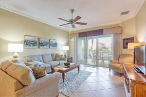 Coastal Breeze Luxurious Coastal Villa Steps to Cinnamon Beach Beautiful Pools! Perfect for Families في Hawthorne: غرفة معيشة مع أريكة وتلفزيون