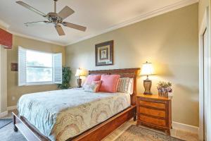 Coastal Breeze Luxurious Coastal Villa Steps to Cinnamon Beach Beautiful Pools! Perfect for Families في Hawthorne: غرفة نوم بها سرير ومروحة سقف +39 صورة